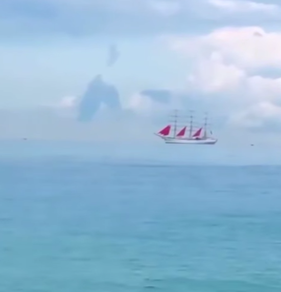 Знак для романтиков: в Сочи заметили парящий над морем корабль с алыми парусами