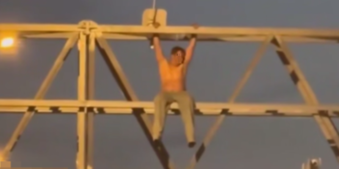 На Кубани мужчина с голым торсом устроил шоу на весовой рамке