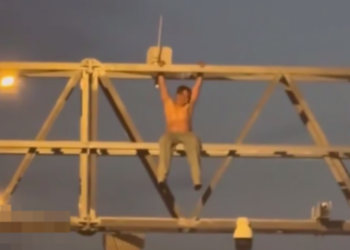 На Кубани мужчина с голым торсом устроил шоу на весовой рамке