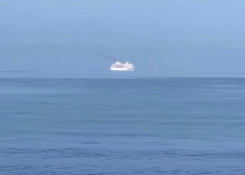 Чудеса: в Сочи в конце мая запечатлели «взлетевший» над морем круизный лайнер