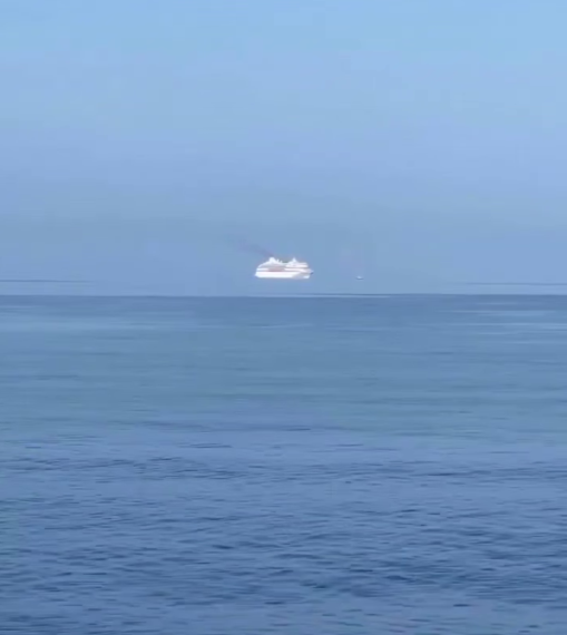 Чудеса: в Сочи в конце мая запечатлели «взлетевший» над морем круизный лайнер