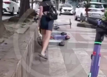 В Сочи женщина устроила битву с электросамокатами под загадочные песни