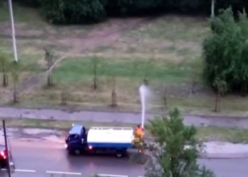 В Краснодаре коммунальщики поливают газоны даже во время дождя