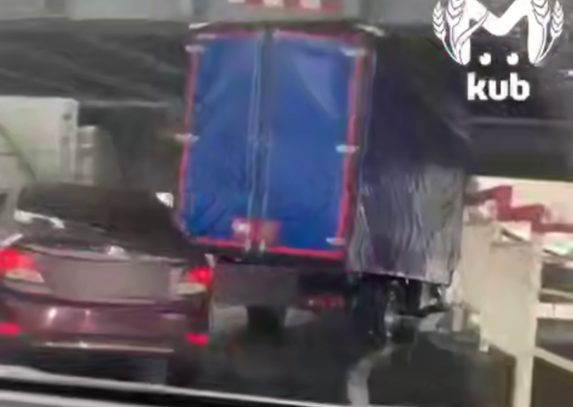 В Сочи «мост дураков» собрал очередной «трофей» — застрявший грузовик