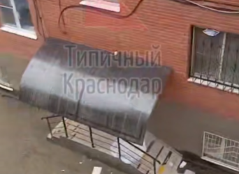 В Краснодаре женщина устроила бесплатную раздачу пива и вещей из окон квартиры
