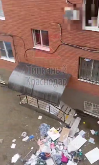 В Краснодаре женщина устроила бесплатную раздачу пива и вещей из окон квартиры