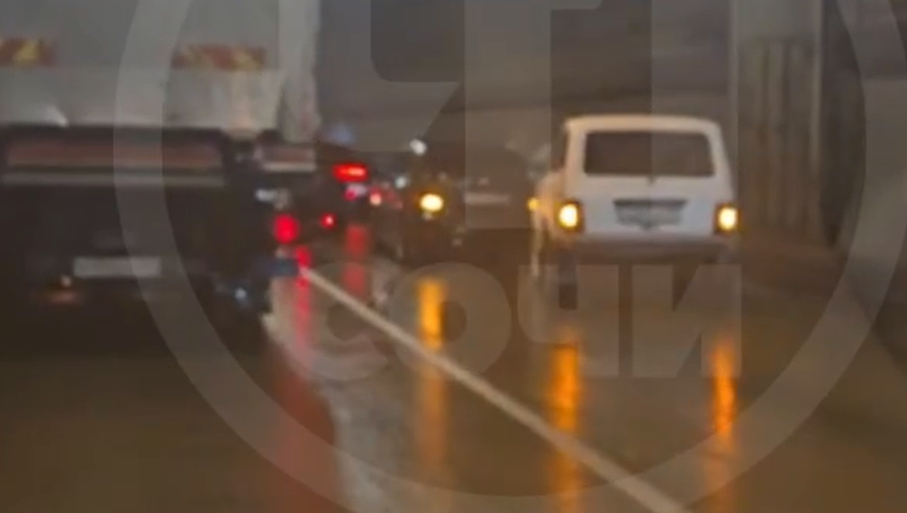 На Дублере в Сочи образовалась пробка после массового ДТП с разливом масла