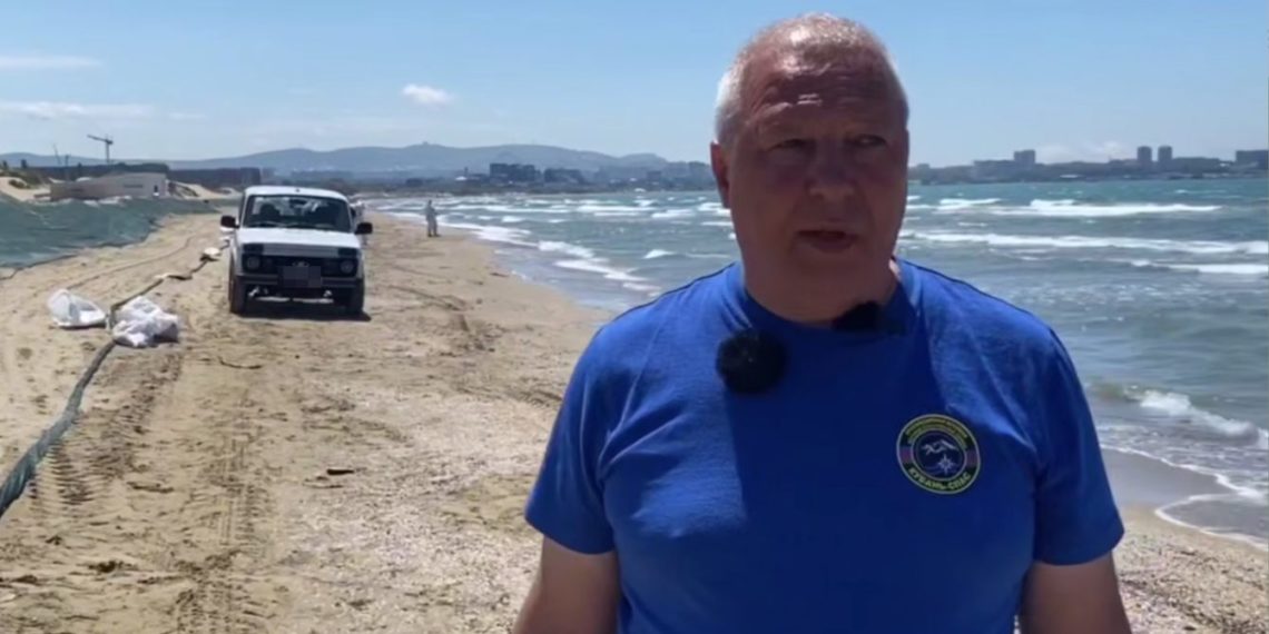 Спасатели «Кубань-СПАС» регулярно контролируют защитные сети на анапском пляже