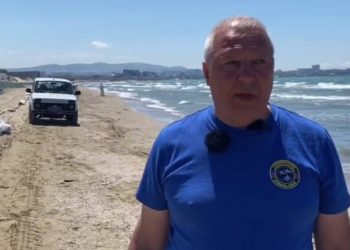 Спасатели «Кубань-СПАС» регулярно контролируют защитные сети на анапском пляже