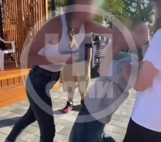 В Сочи женщина напала на детей в торговом центре