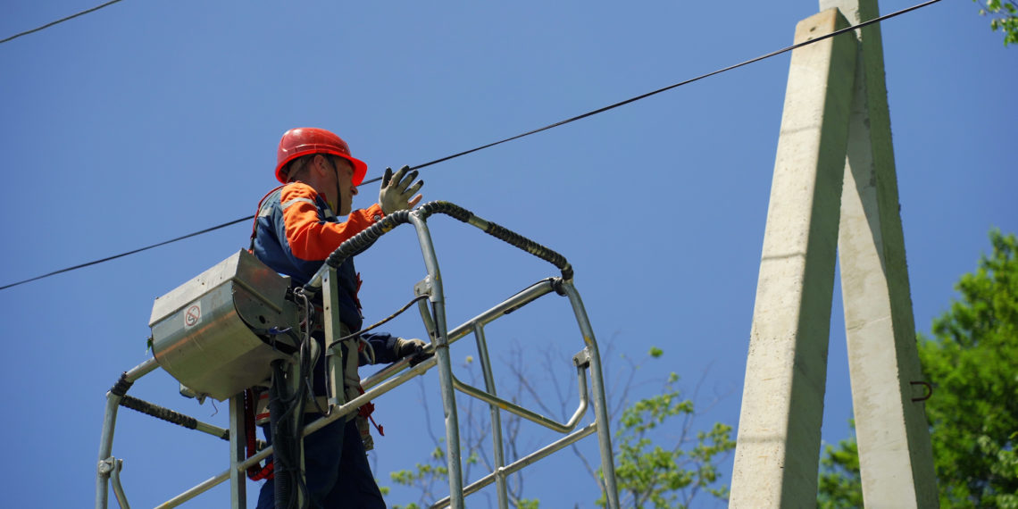 Энергетики реконструировали ЛЭП в селе Лоо города Сочи