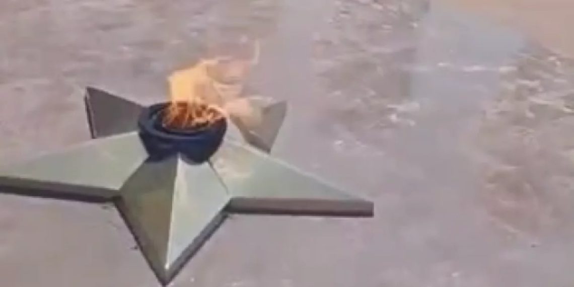 В Новороссийске нашли двух прикуривших от Вечного огня девушек