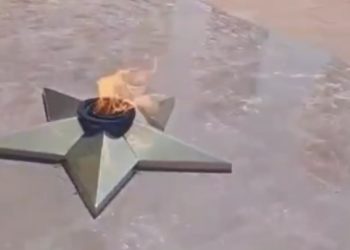 В Новороссийске ищут школьниц, прикуривших сигарету от Вечного огня