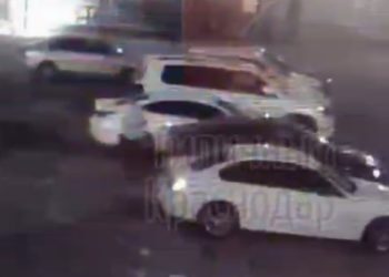 В Краснодаре неизвестный повредил пять припаркованных авто