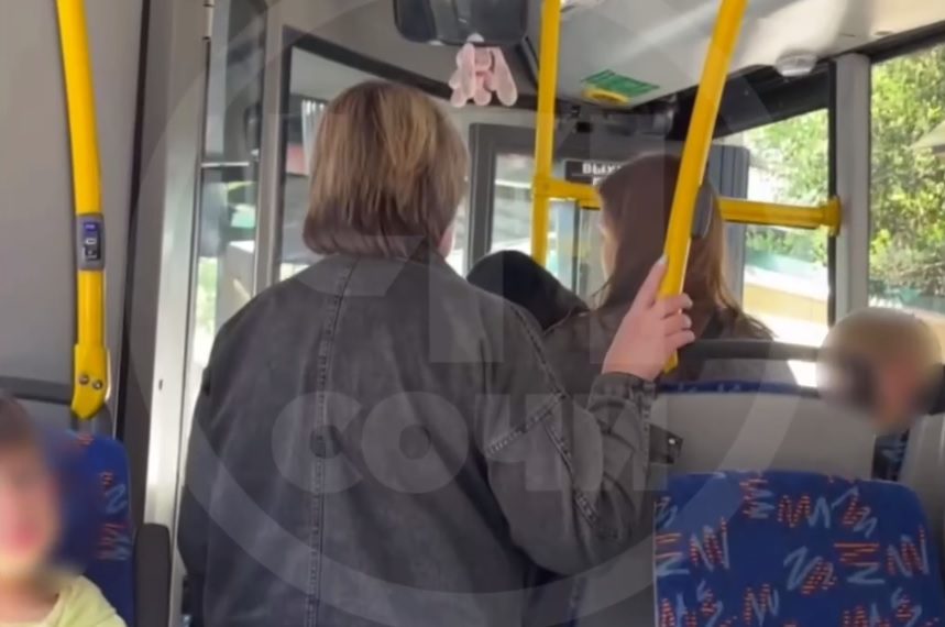 В Сочи девушка с собакой без намордника пинала дверь в автобусе