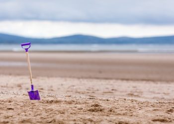 В Анапе купаются, несмотря на запрет: мазут не пугает туристов