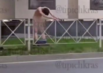 Возле администрации Краснодара заметили голого мужчину