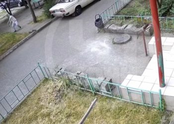 В Сочи мужчина с приятелями терроризирует целый подъезд