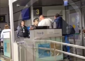 В аэропорту Сочи несколько полицейских задержали буйного пассажира