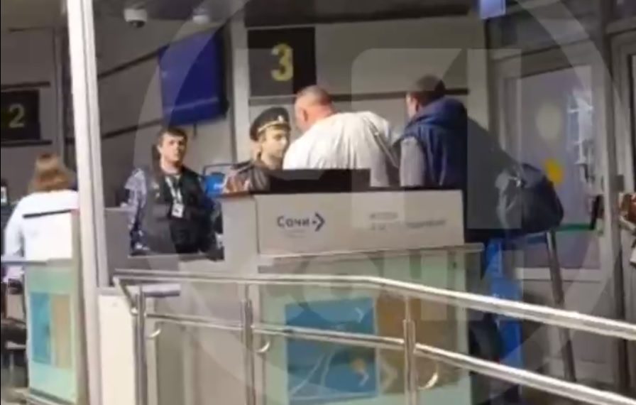 В аэропорту Сочи несколько полицейских задержали буйного пассажира