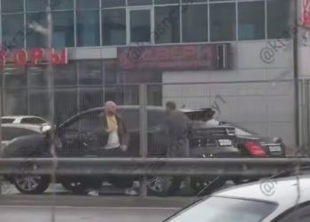 В Краснодаре двое водителей устроили драку прямо на дороге