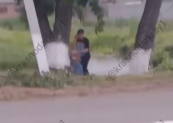 На Кубани пьяный мужчина избивал жену и волочил ее за собой