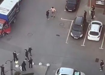 В Краснодаре мужчина устроил дебош и залил двор своей кровью