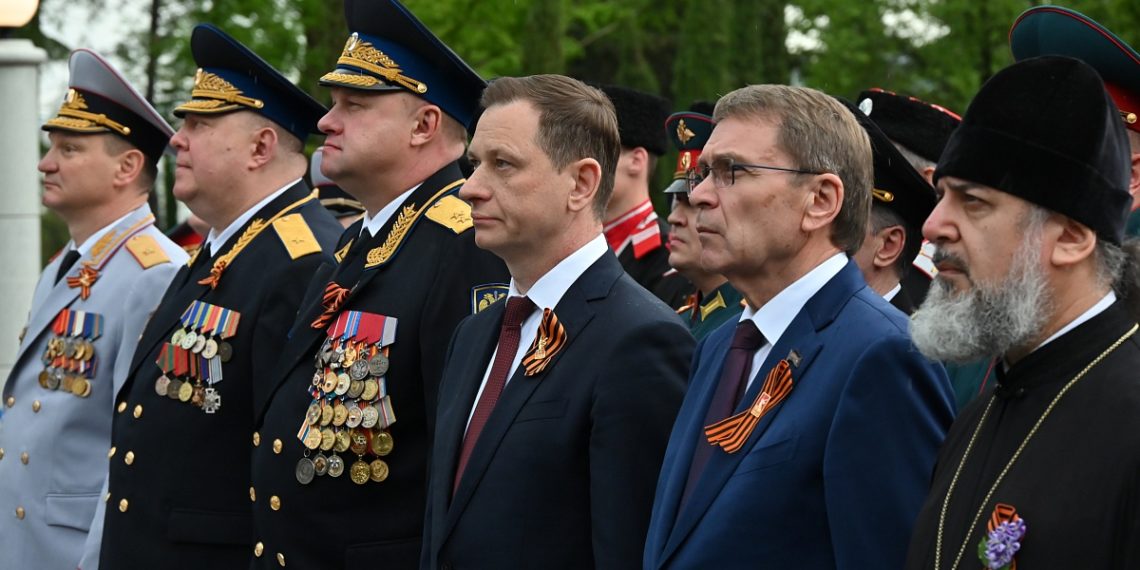 Прошунин в День Победы возложил цветы к Вечному огню на главном мемориале города