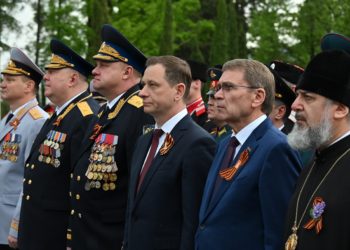 Прошунин в День Победы возложил цветы к Вечному огню на главном мемориале города