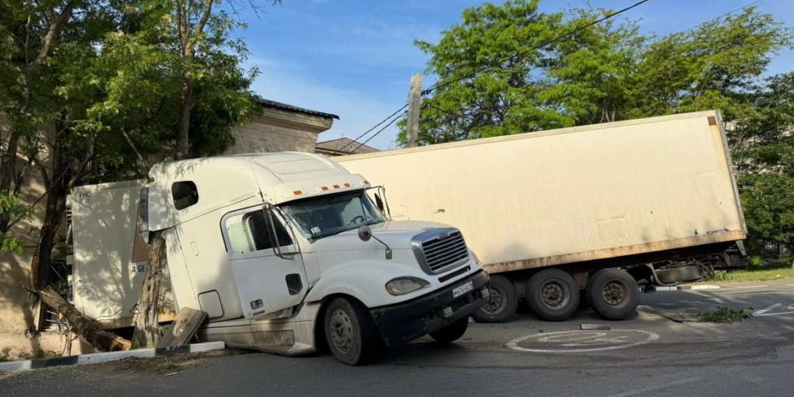 Утром 24 мая фура врезалась в жилой дом в Новороссийске