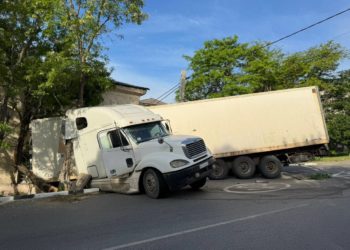 Утром 24 мая фура врезалась в жилой дом в Новороссийске