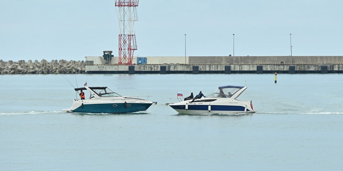 В Сочи пассажиры вспыхнувшего катера оказались в воде