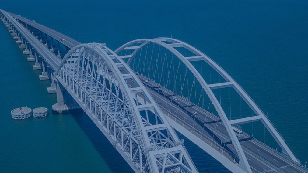 Перед Крымским мостом второй час стоит очередь на въезде на Кубань