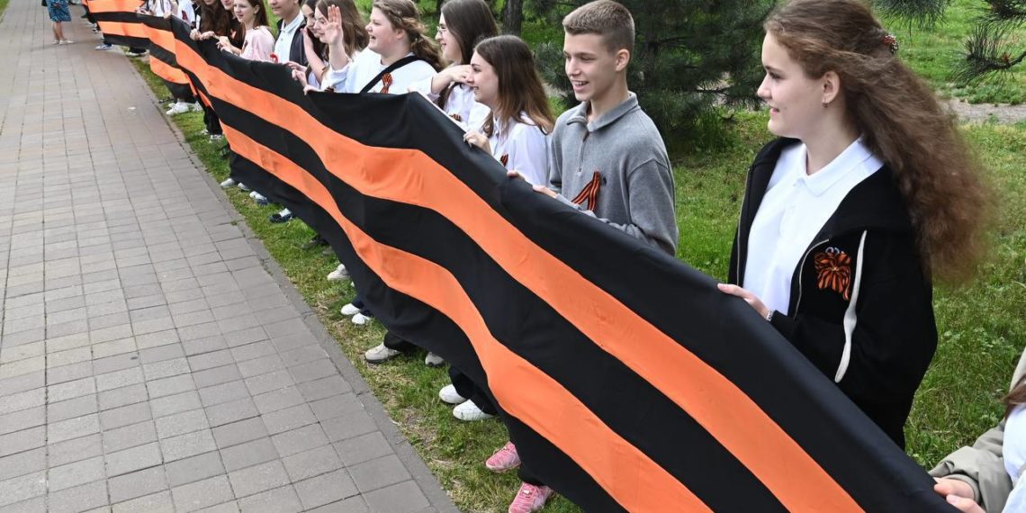 В Краснодаре развернули Георгиевскую ленту длиной 1418 метров в честь Дня Победы
