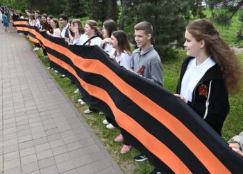 В Краснодаре развернули Георгиевскую ленту длиной 1418 метров в честь Дня Победы