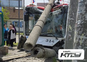 В Краснодаре троллейбус снес столб: пострадали три человека