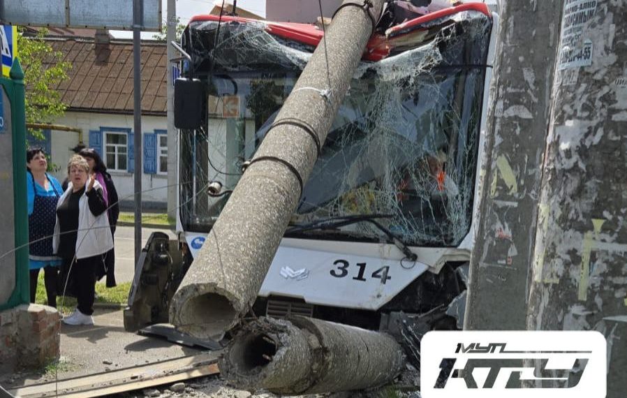 В Краснодаре троллейбус снес столб: пострадали три человека