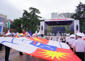 В Сочи День города начался с торжественной церемонии поднятия флага курорта
