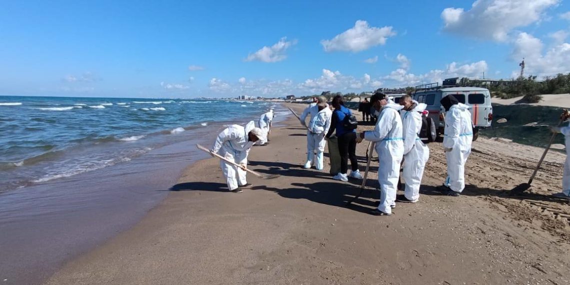 В Анапе ликвидировали новые мелкие выбросы мазута