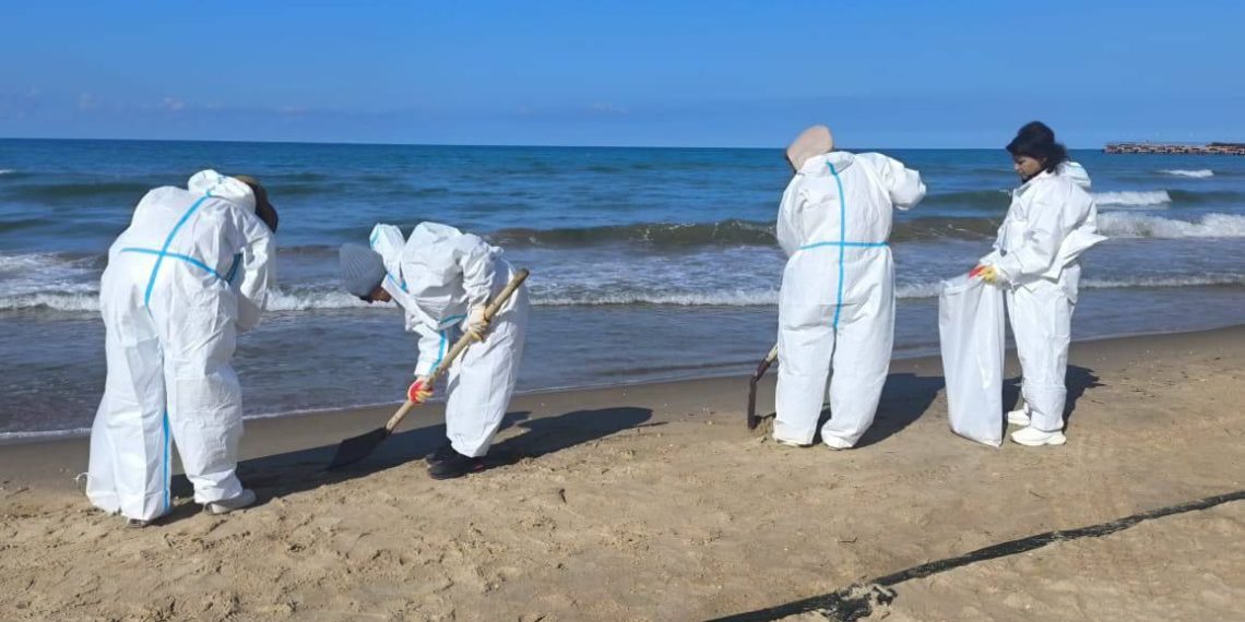 На четырех участках побережья Анапы убрали выбросы мазута 15 мая