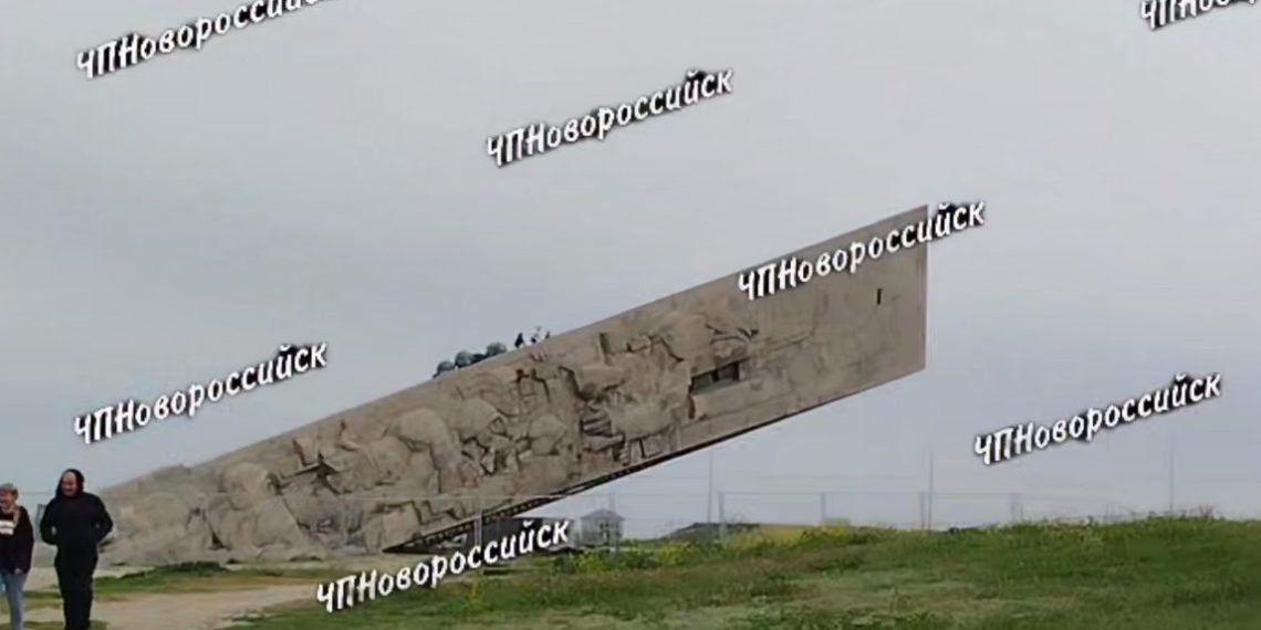 Полиция заинтересовалась детьми, забравшимися на мемориал в Новороссийске