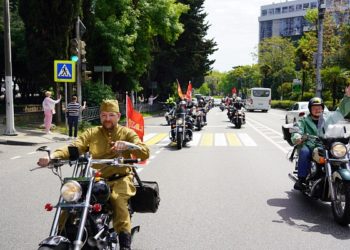 В Сочи отметили 80-летие Победы мотопробегом и памятными акциями