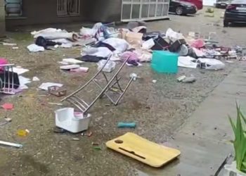 В Краснодаре женщина выбросила из окна телевизор и мебель