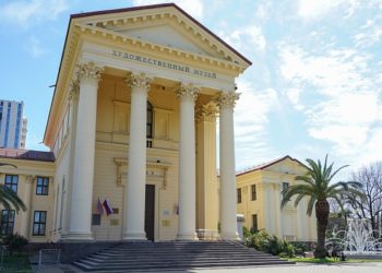 В Сочи представили выставку «Непобедимая красота» в честь юбилея Победы