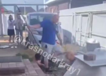 В Краснодаре мужчина пытался убить соседа пикой и ударил ребенка