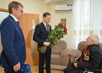 Глава Сочи Андрей Прошунин поздравил ветерана Павла Сюткина с 80-летием Победы