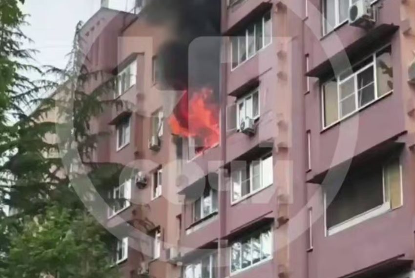Из горящего дома в Адлерском районе Сочи эвакуировали 50 человек