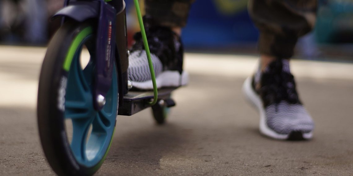 В Сочи вандалы выбросили электросамокат в реку