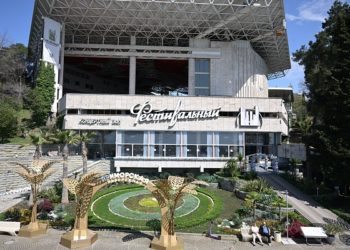 В Сочи «Фестивальный» открыл 46 сезон большим концертом в честь юбилея Победы