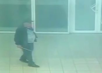 В краснодарском магазине мужчина с шампуром кидался на людей